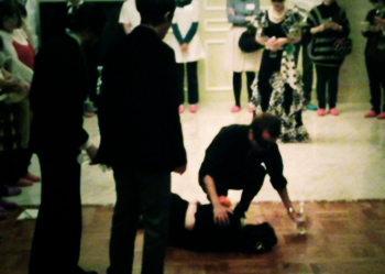 幹部メンバーの一人が毒殺される……!