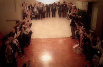 輪になって士気を高め合う